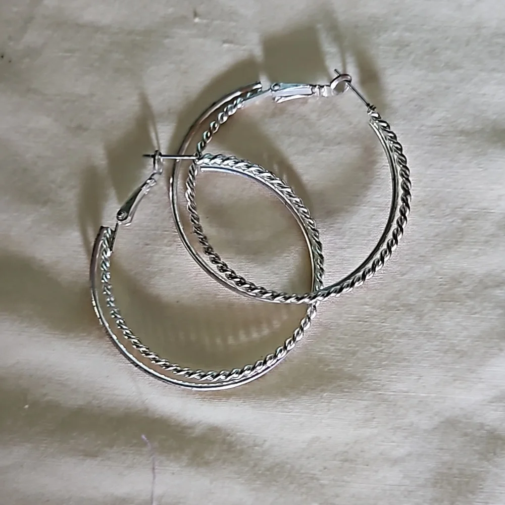 Hoop earrings - Picture 1 of 1